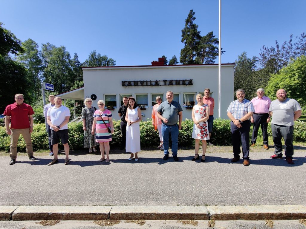 Päijät-Hämeen kuntajohtajat seisovat rivissä turvavälein Kahvila Tähkän edessä Kärkölässä.
