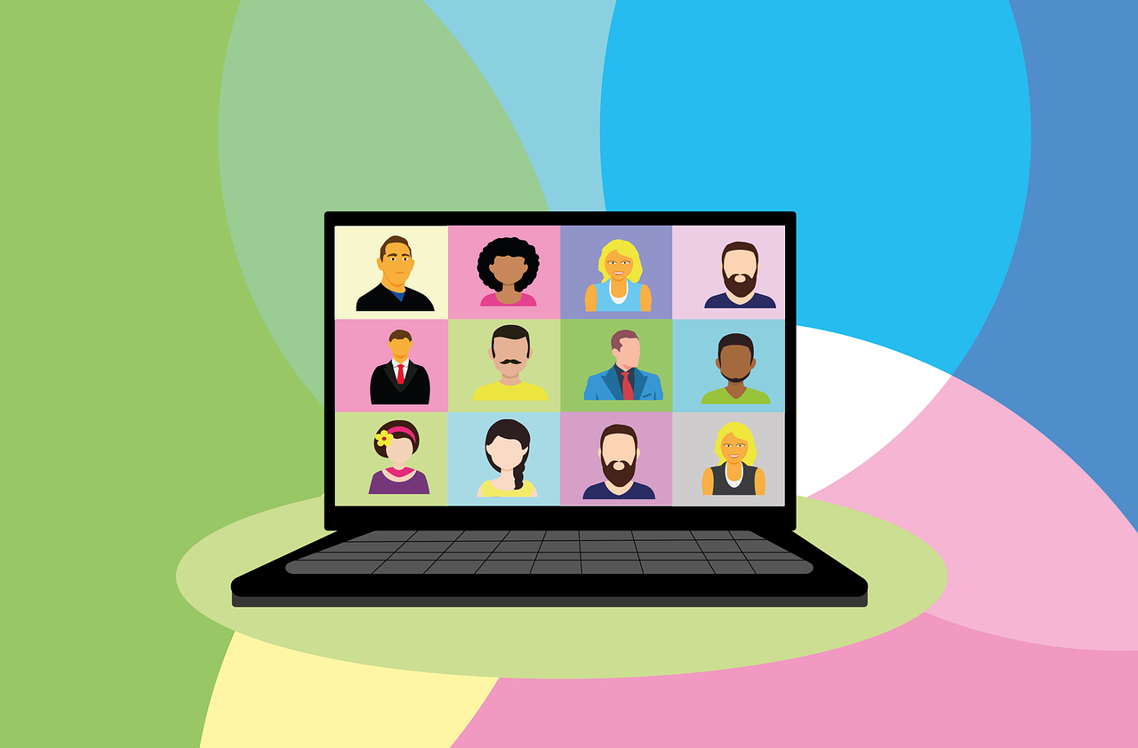 Piirretty kannettava tietokone, näytöllä 12 piirrettyä kasvokuvaa. jotka kuvaavat webinaariin osallistujia. Koneen takana värikäs tausta.
