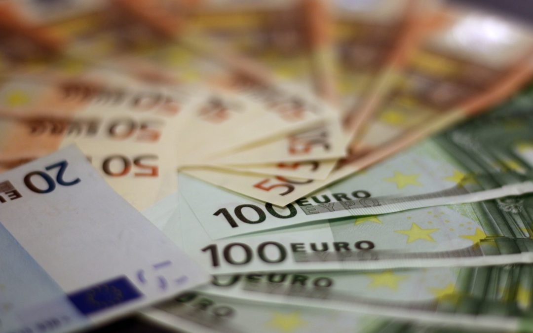20:n, 50:n ja 100:n euron seteileitä viuhkamaisessa asetelmassa.