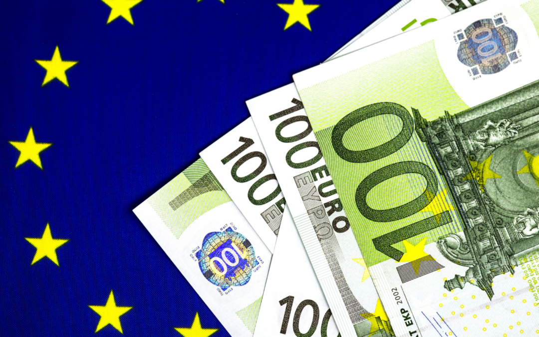 Eurolippu ja nippu sadan euron seteleitä