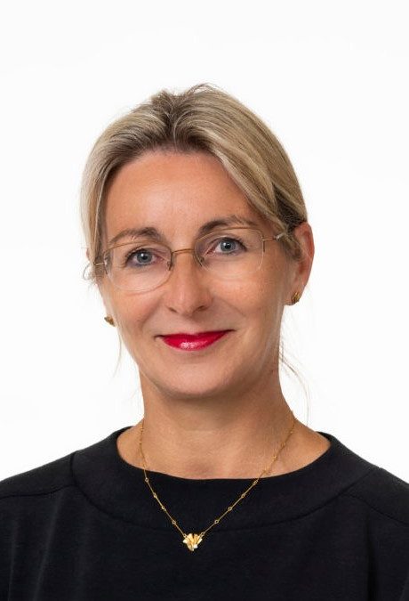 Maakuntajohtaja Niina Pautola-Mol. Vaaleahiuksinen nainen, silmälasit, musta paita. Kultainen kaulaketju ja korvakorut.