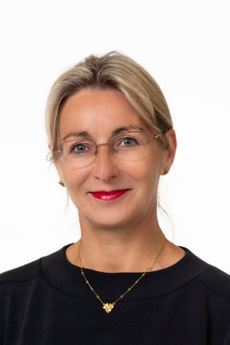 Maakuntajohtaja Niina Pautola-Mol. Vaaleahiuksinen nainen, silmälasit, musta paita. Kultainen kaulaketju ja korvakorut.