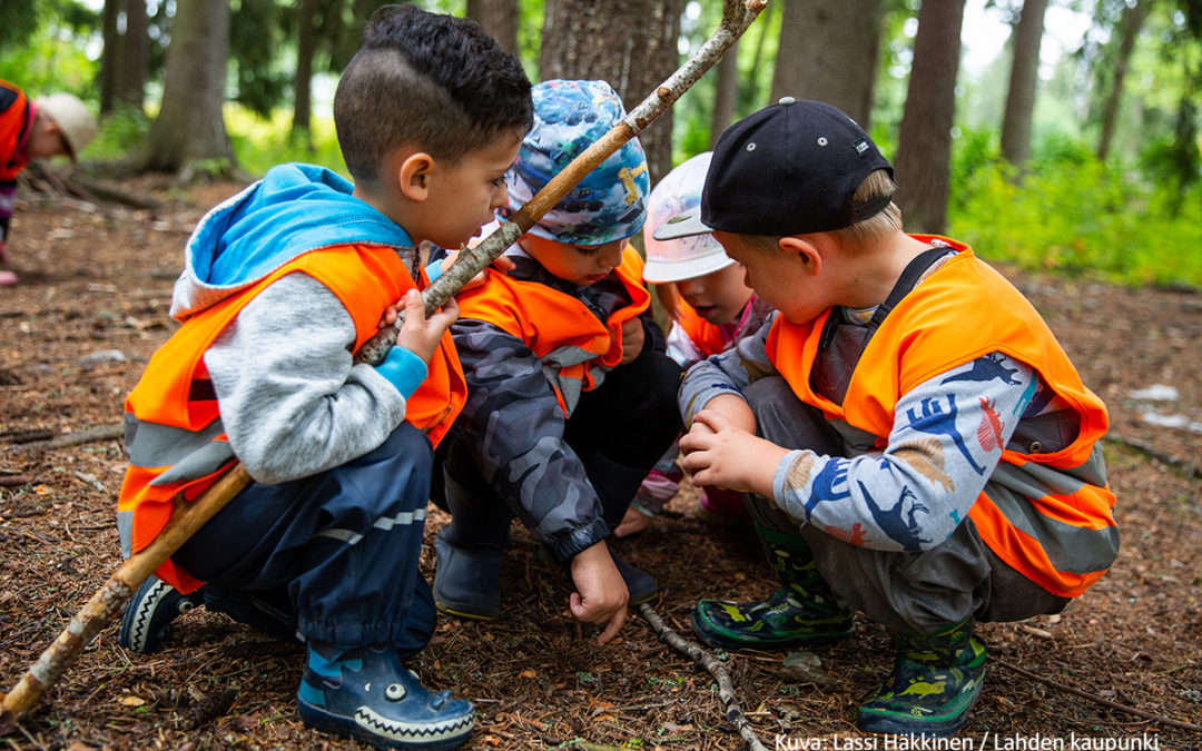 Kerinkallion päiväkodin leikkivät lapset metsässä.