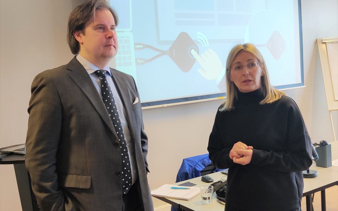 Valtiovarainministeriön ylijohtaja Jani Pitkäniemi ja maakuntajohtaja Niina Pautola-Mol seisovat kokoushuoneessa.