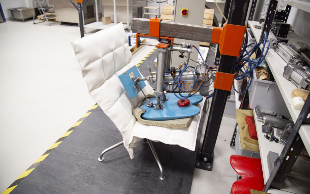 LAB-ammattikorkeakoulun huonekalulaboratorio. Robotti testaa tuolin kestävyyttä.