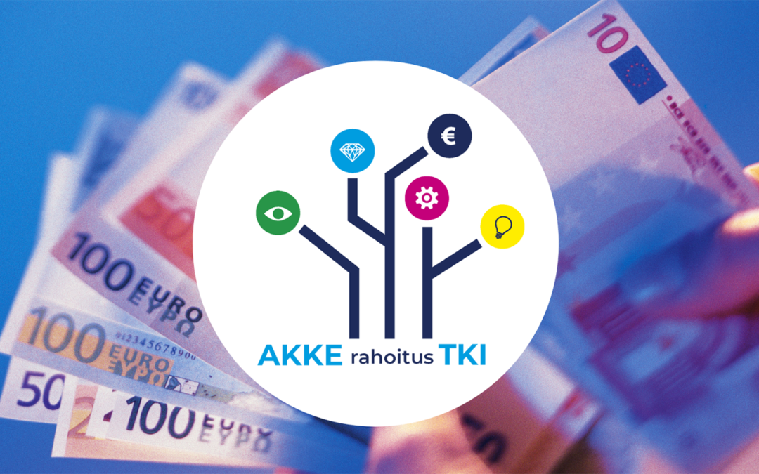 AKKE TKI-rahoitus kuva, jonka taustalla euroseteli. Akke-kuvassa on kuvattu puuna, jossa on silmä, timantti, ratas, euro ja lamppu.