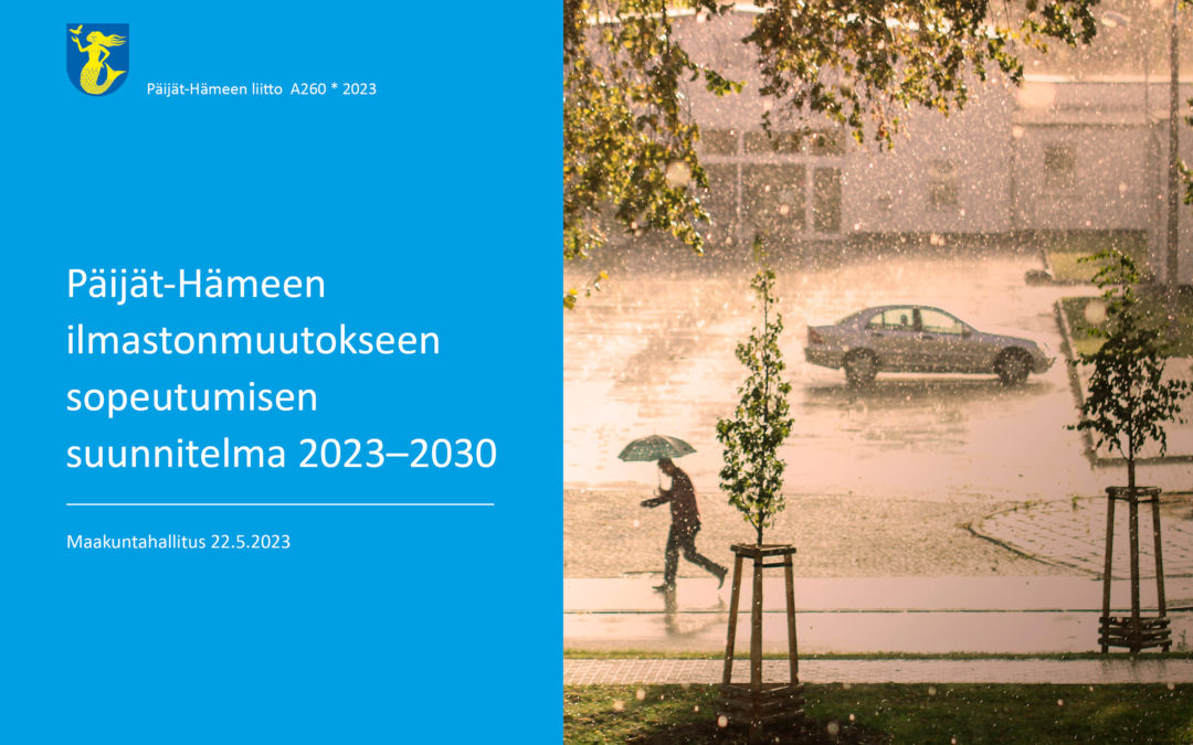 Päijät-Hämeen ilmastonmuutokseen sopeutumisen suunnitelma 2023-2030. Maakuntahallitus 22.5.2023. Tekstin vieressä kuva, jossa kova sade, taustalla auto kadulla ja edessä ihminen kävelee sateenvarjo avattuna puiston reunassa.