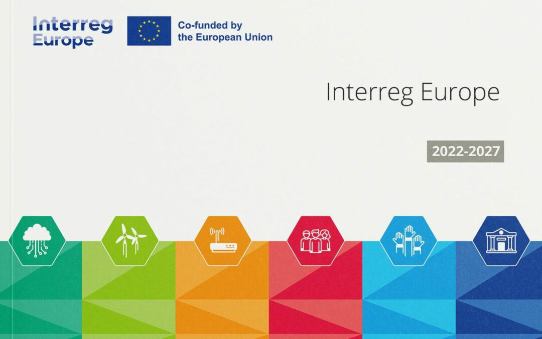 Kuvan yläosassa valkoinen tausta, sininen teksti: Interreg Europe, EU-lippu ja teksti Go-funded by the European Union. Kuvan keskellä oikeassa laidassa teksti INterreg Europe. Alareunassa kuvake kuusi värillistä kuvaketta, jotka kuvaavata sadetta, tuulivoimaa, päätöksentekoa, ihmisiä, yhteistyötä ja hallintoa.