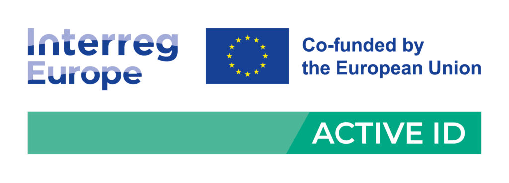 valkoinen tausta, yläreunassa keskellä EU-lippu, ´jonka molemmin puolin sininen teksti. Vasemmalla teksti: Interreg Europe. Oikealla teksti: Co-funded the European Union. Näiden alapuolella vihreä palkki jossa valkoisella teksti: ATIVE ID.