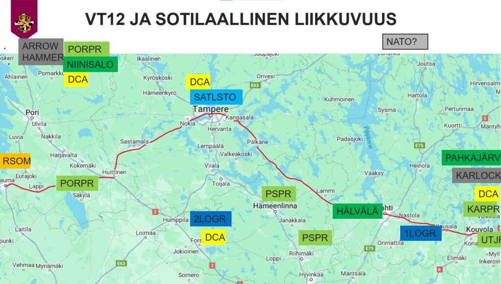 Karttakuva Etelä-Suomesta. Kartalle merkitty Vt12 tie Raumalta Kouvolaan. Karttaan merkitty Puolustusvoimien joukko-osastot.