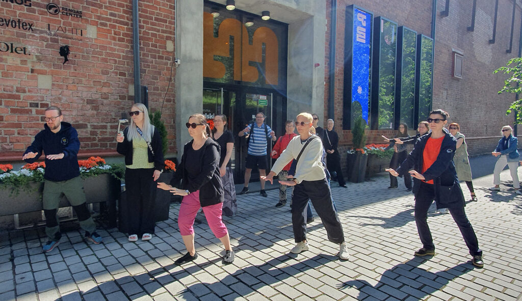 Henkilöitä taiji-harjoituksessa Malva-museon edustalla.