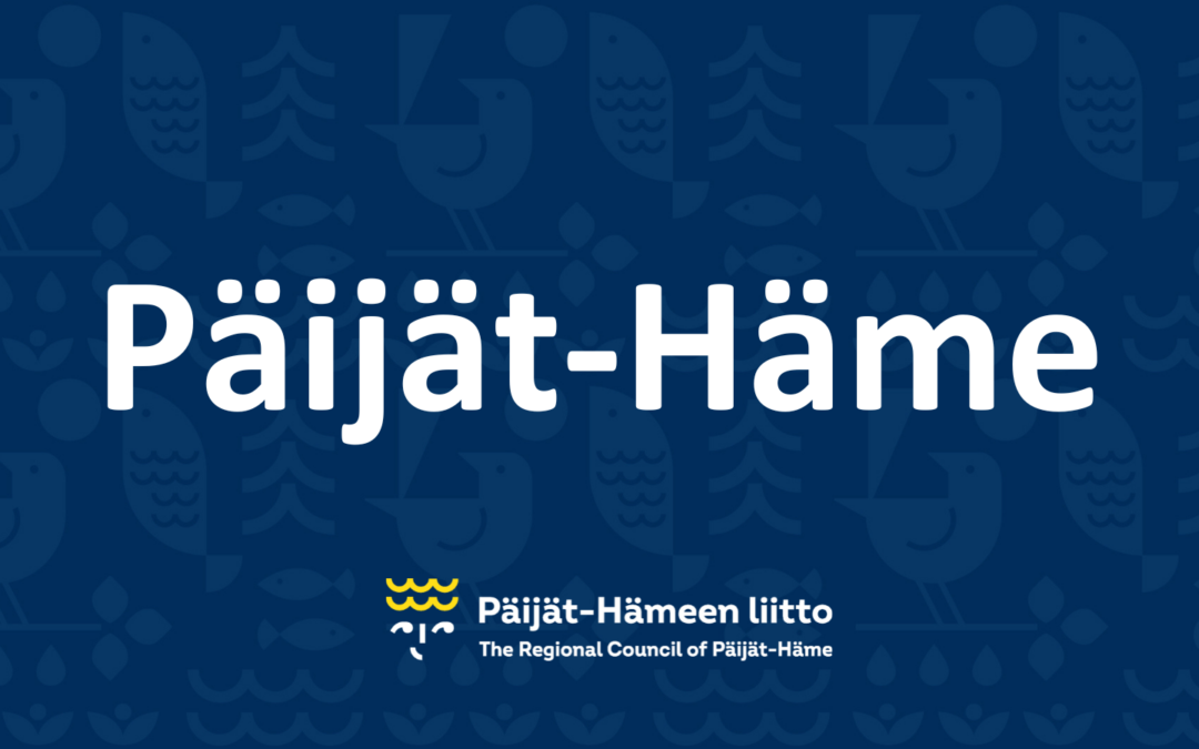 Sininen tausta. Keskellä valkoisella teksti Päijät-Häme. Sen alla logo ja teksti: Päijät-Hämeen liitto, The Regional Council of Päijät-Häme.
